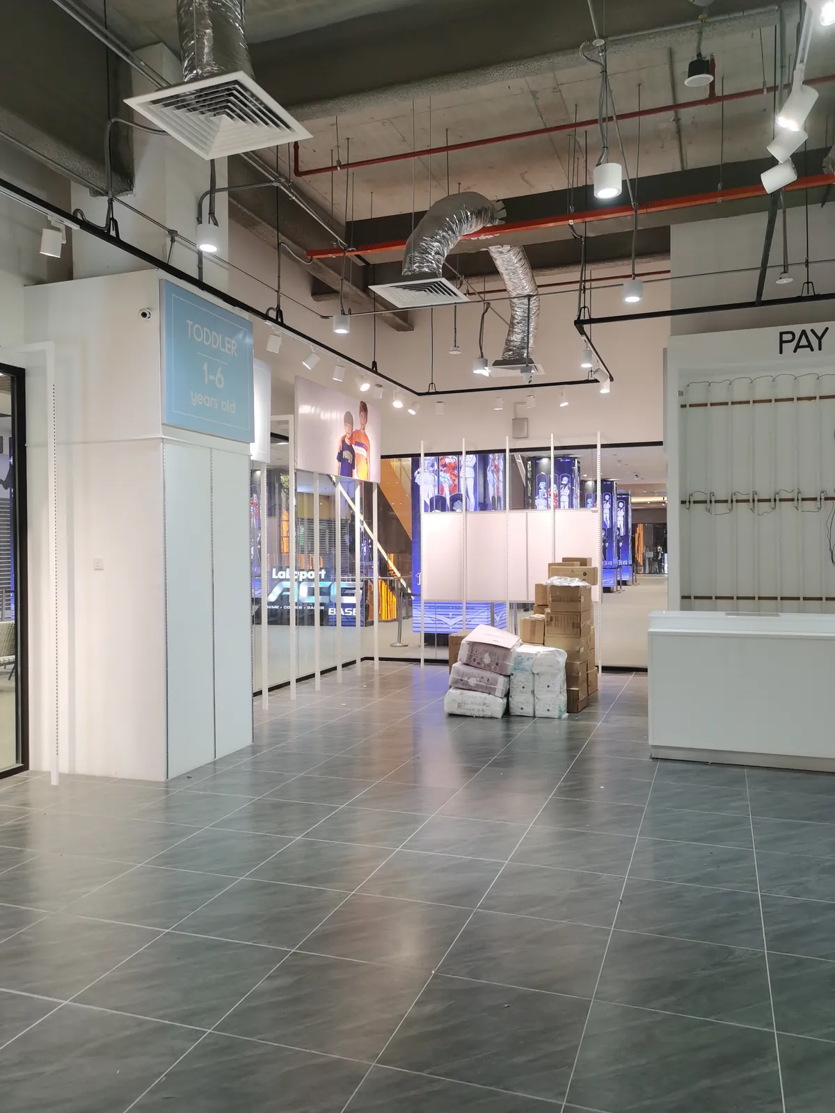 Display fixtures during dismantling at Lalaport